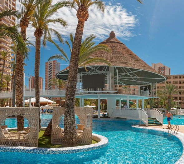 'cayo coco' swim-up bar y led gigante Apartotel Magic Tropical Splash Finestrat