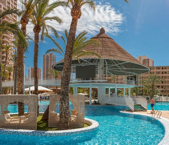 'cayo coco' swim-up bar y led gigante Apartotel Magic Tropical Splash Finestrat